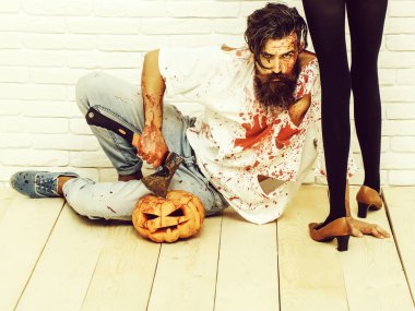 Cadılar Bayramı zombi adam kabak, balta ve kadın bacakları sakallı