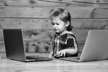 Sevimli çocuk bilgisayarlar üzerinde çalış