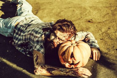 Zombi adam yalanlar üzerine balkabağı