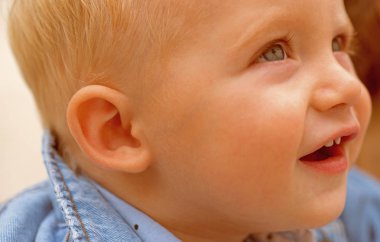 Çocuk Sağlığı ve büyüme iyileştirilmesi. Erkek bebek. Küçük bebek kreş üzerinde. Küçük bebek oyun açık. Duygusal ve fiziksel büyüme. Erken çocuk sağlık. Çocuk bakım yardımı.