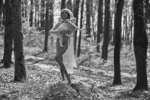Молода жінка з козою в лісі — стокове фото