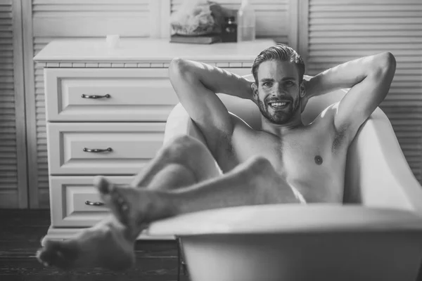 Cute hipster beard guy relaxing in bathroom — Stock Photo, Image