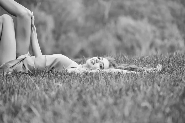 Chica acostada en la hierba — Foto de Stock