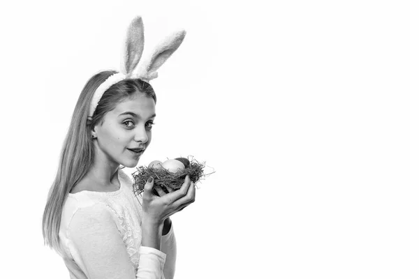 Gelukkig Pasen meisje in bunny oren met kleurrijke beschilderde eieren — Stockfoto