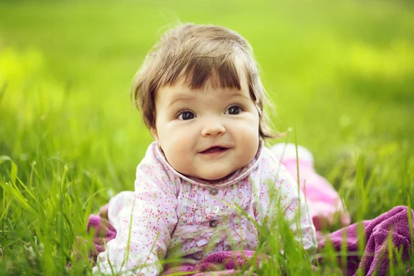 Bébé fille mignonne sur herbe verte — Photo