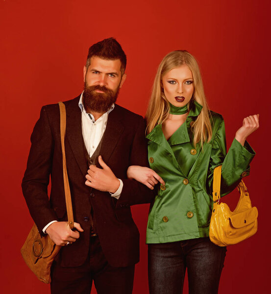 Мода и красота. Осенний уличный стиль. Любовные отношения. Осенние модные тенденции. Пара влюбленных в модном стиле. Модная пара сексуальных женщин и бородатый мужчина. Наслаждаясь дружескими отношениями
