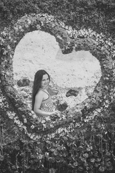 Красива дівчина-модель в рамці форми серця троянди — стокове фото