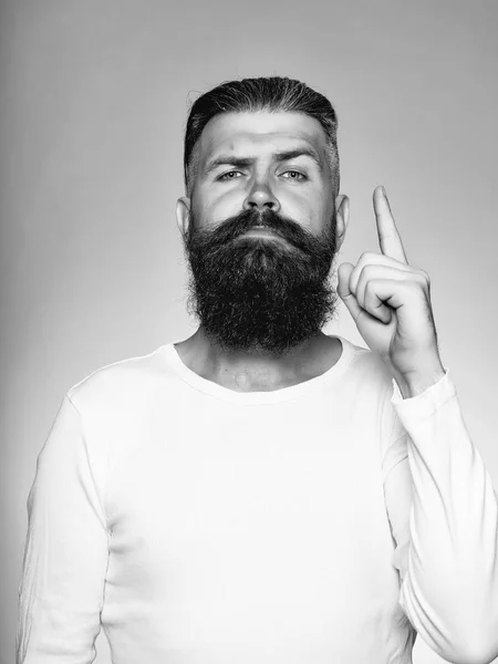 Homme barbu avec geste — Photo
