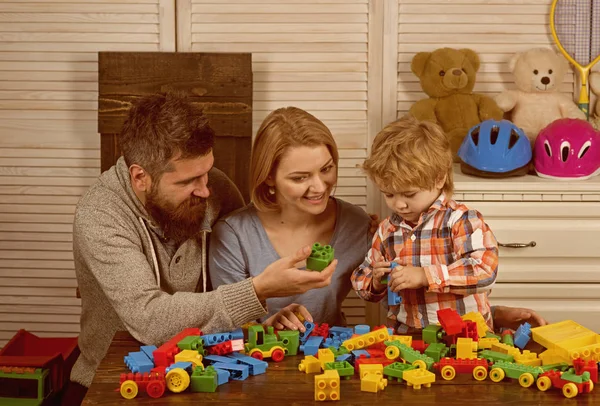 Feliz día de la familia y los niños. Un niño pequeño con papá y mamá. padre y madre con constructor de juegos infantiles. Feliz infancia. Cuidado y desarrollo. niño pequeño juega con los padres en casa. Felices juntos —  Fotos de Stock