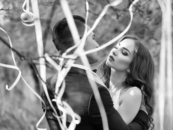 Feliz Casal Recém Casado Posando Sorrindo Vestido Noiva Terno Floresta — Fotografia de Stock