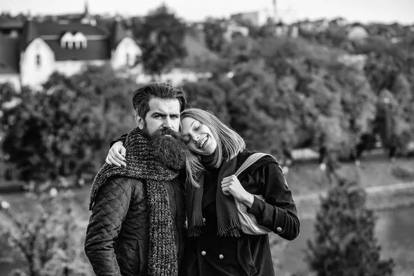 Jeune couple dans le parc d'automne — Photo