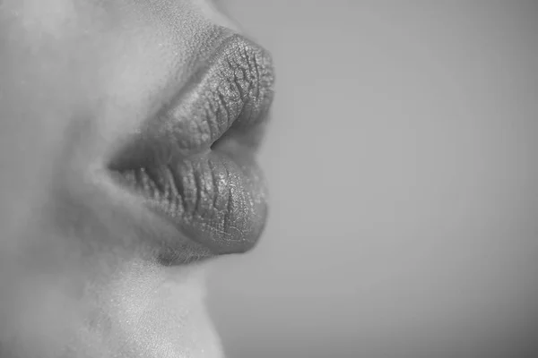 Kuss einer Frau oder eines Mädchens, sexy Lippen. Schönheit und Mode, Valentinstag. Lippenstiftkuss des sinnlichen Mädchens, Liebe. Make-up und Kosmetik, rote Lippen von sexy Lady. Lippen mit rotem Lippenstift, Hautpflege. Kopierraum — Stockfoto