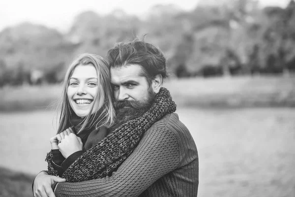 Jeune couple dans le parc d'automne — Photo