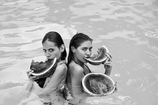 Γυναίκες με καρπούζι στην πισίνα — Φωτογραφία Αρχείου