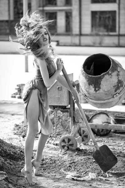 Sexy meisje op de bouwplaats — Stockfoto