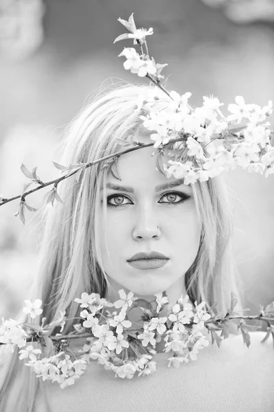 Mulher com olhos azuis posando com flores brancas, florescentes — Fotografia de Stock