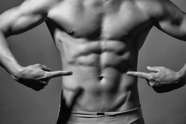 Muskulöser männlicher Oberkörper — Stockfoto