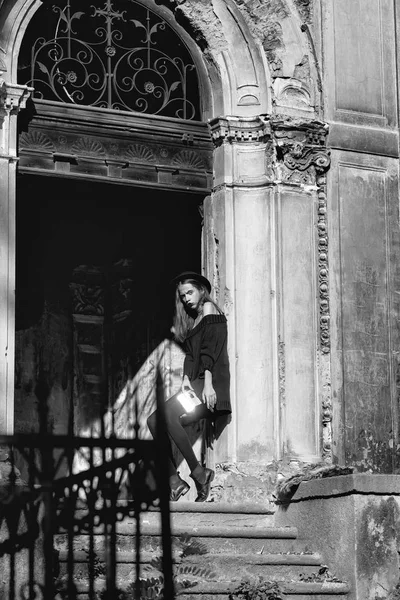 Divatos nő közelében a régi épület — Stock Fotó