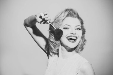 Şehvetli sarışın kız zarif makyaj ile pinup.