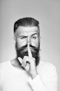 Hush hareketi ile sakallı adam