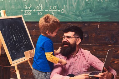 Gülümseyen baba oğlu yeni becerilerinin öğretimi. Baba ve oğul birbirine sevgiyle bakarak. Oturan babası sarılma çocuk ayakta. Ana sayfa eğitim kavramı