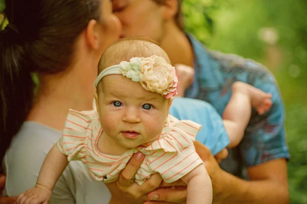 Pieno di tenerezza. Amore di famiglia a neonato. Il neonato sente tenerezza e protezione dei genitori. Amore e tenerezza. Famiglia, dove la vita comincia e l'amore non finisce mai — Foto Stock