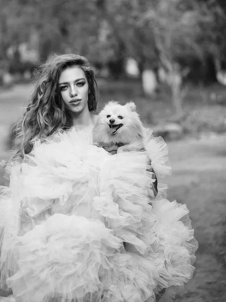 Glamour vrouw met hond — Stockfoto