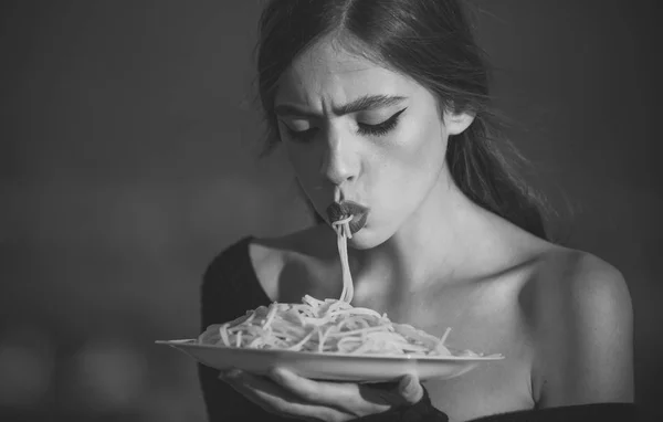 Dieta i zdrowe jedzenie organiczne, Włochy. Szef kuchni kobieta z czerwonymi ustami jeść makaron. Głód, apetyt, przepis. Kobieta jedzenie makaron jako krytyk degustator lub restauracja. Włoski makaron lub spaghetti na kolację, gotować. — Zdjęcie stockowe
