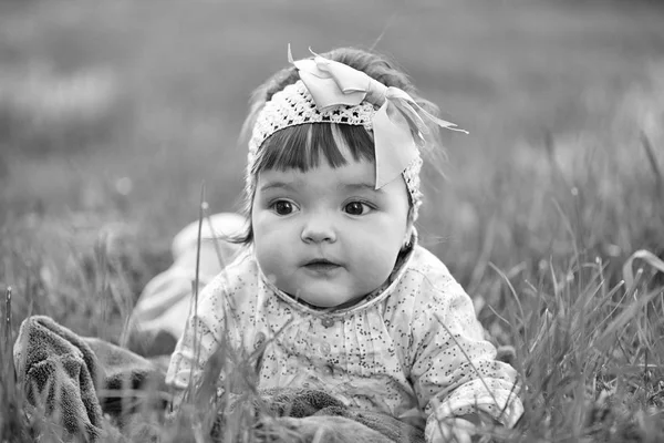 Schattige babymeisje op groen gras — Stockfoto