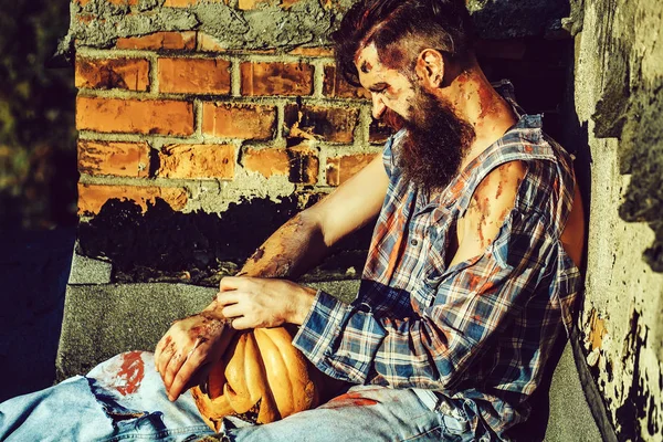 Зомбі чоловік з гарбузом на Хелловін — стокове фото