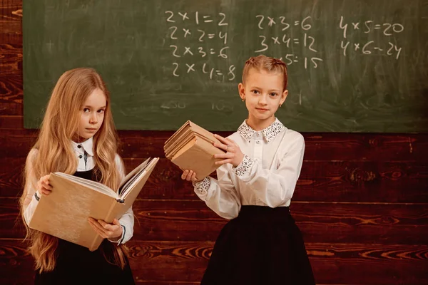 Modern skola. moderna flickor i skolan. modern skola koncept. modern utbildning av elever. tillsammans sedan skola. — Stockfoto