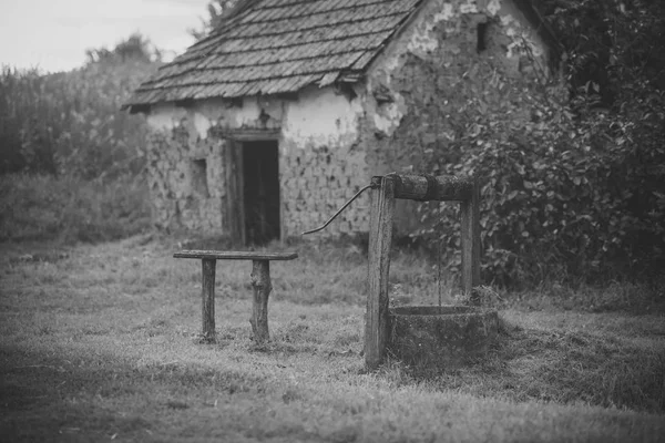 Деревня с заброшенным зданием — стоковое фото