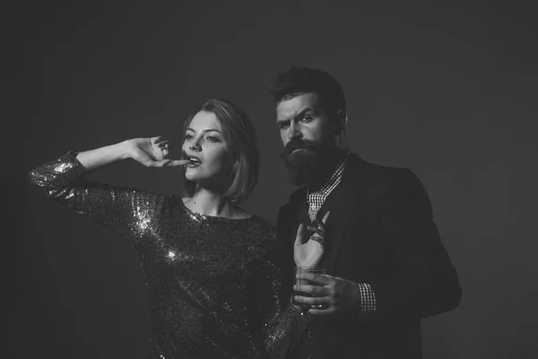 Homem e mulher em roupas extravagantes beber wiskey — Fotografia de Stock