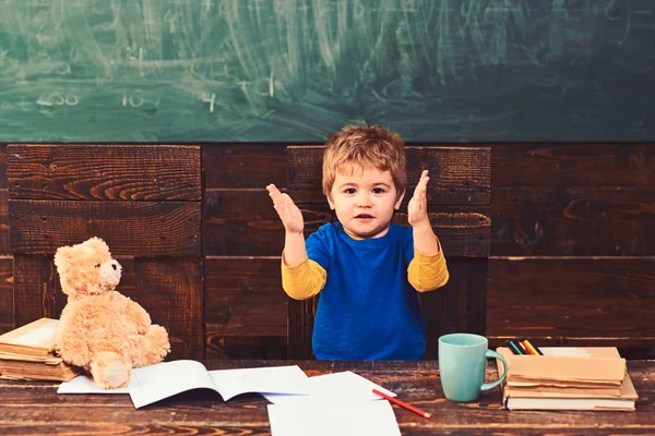 Ragazzo eccitato che applaude. Un ragazzo divertente che canta canzoni allegre. Bambino piccolo nella scuola materna — Foto Stock