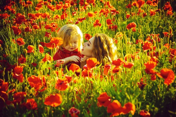 Amor Familia Madre Hijo Campo Amapola Con Flor Soleada Verano —  Fotos de Stock