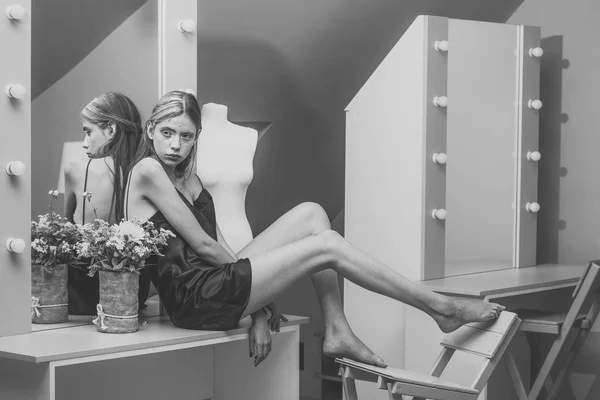 Módní model ženy představují v zrcadle — Stock fotografie