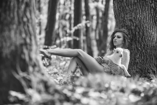 Jeune femme avec chèvre en forêt — Photo