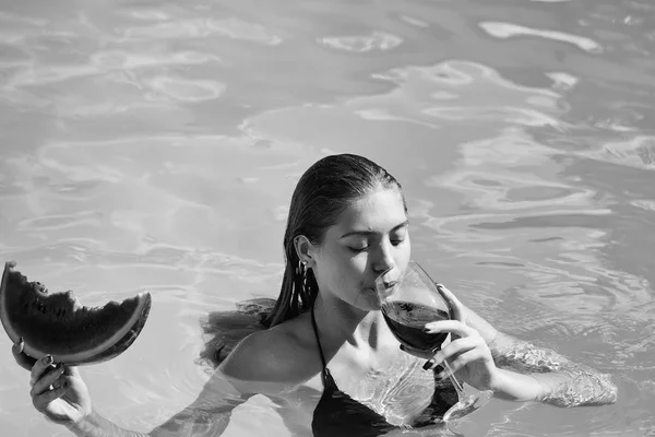 Donna con anguria e vino in piscina — Foto Stock