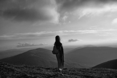 Sırt çantası ile güzel kız uzun yürüyüşe çıkan kimse