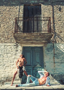 Yaz güneş ışığında çıplak bir çift karşı tuğla duvar.