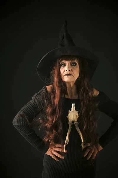 Halloween anciana con pelo rojo largo en sombrero de bruja — Foto de Stock