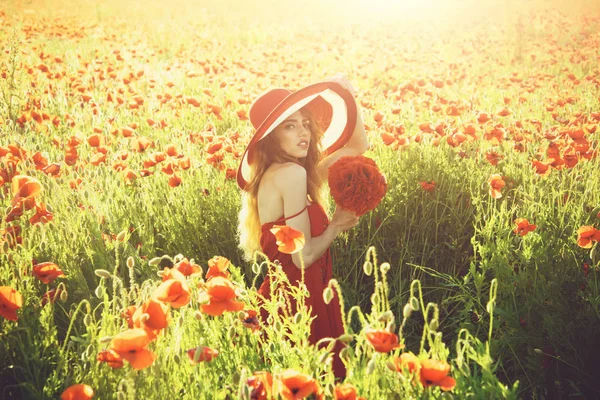 Blombukett på flicka i retro hatt, vallmo fält — Stockfoto