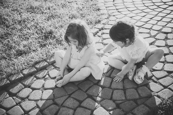 Barn som sitter på stenen gångväg — Stockfoto