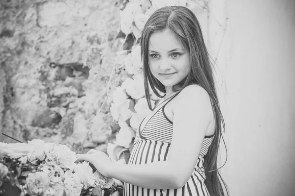 Child with yellow roses, spring. — Stock Photo, Image