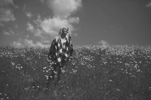 Sensual mujer en el campo de flores en flor, primavera . — Foto de Stock