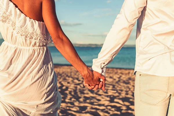 Casal andando na praia de mãos dadas, confiança — Fotografia de Stock