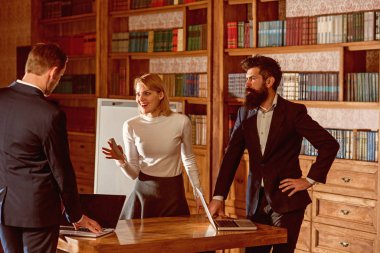 Fikir kavramı. Üniversite öğrencileri Kitaplığı'ndaki yeni fikirleri tartışmak. İşadamları ve kadın iş fikir alışverişinde. Yenilikçi fikirler üzerinde odaklanın. Büyük düşün