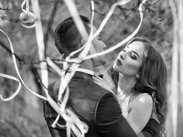 Feliz Casal Recém Casado Posando Sorrindo Vestido Noiva Terno Floresta — Fotografia de Stock