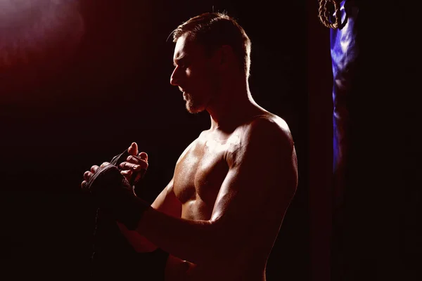 Conceito de boxe. Desportista musculoso envolvido num ginásio de boxe. Homem boxeador preparar para o boxe. Mantenha a calma e boxe em — Fotografia de Stock