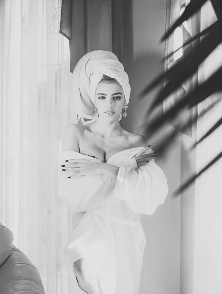 Κορίτσι με πετσέτα στο κεφάλι χαλαρωτικό, μετά spa ή ντους. — Φωτογραφία Αρχείου